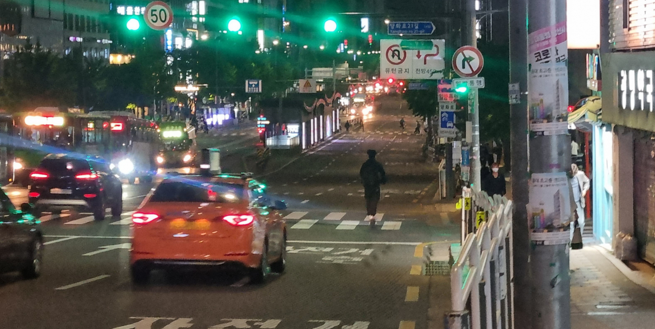 지난 12일 오후 10시께 서울 마포구 동교동삼거리 부근에서 전동킥보드를 탄 운전자가 도로 위를 달리고 있다. 김빛나 기자