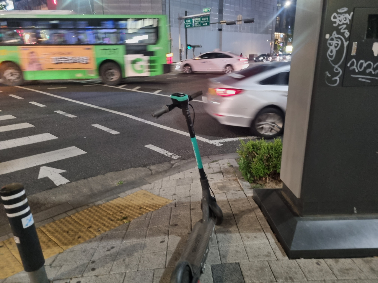 서울 마포구 홍대입구역 부근에 놓인 전동 킥보드. 김빛나 기자