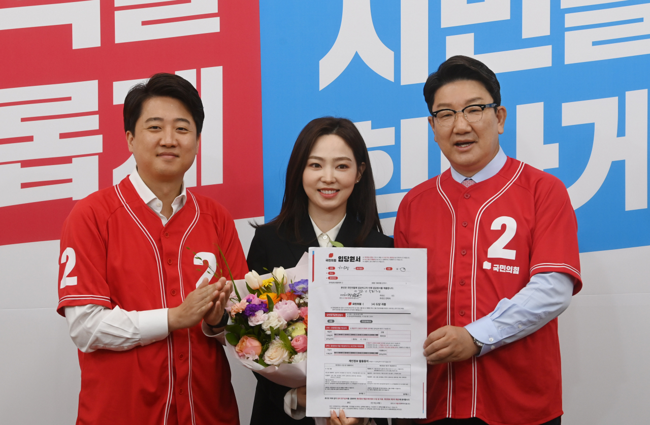 13일 오전 서울 여의도 국회에서 국민의힘 중앙선거대책위원회 회의에 앞서 열린 당구선수 차유람 입당 환영식에서 이준석(왼쪽) 대표와 권성동(오른쪽) 원내대표가 차유람(가운데) 선수와 포즈를 취하고 있다. [연합]