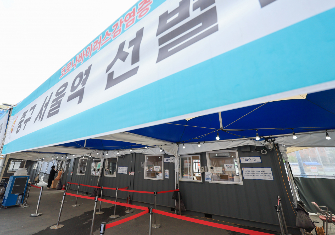 중앙방역대책본부는 이날 0시 기준으로 코로나19 신규 확진자가 3만2451명 늘어 누적 1772만7086명으로 집계됐다고 밝혔다. 연합뉴스