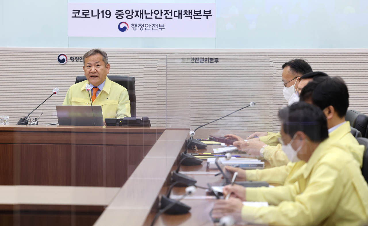 Interior Minister Lee Sang-min presides over a government COVID-19 response meeting on Friday. (Yonhap)