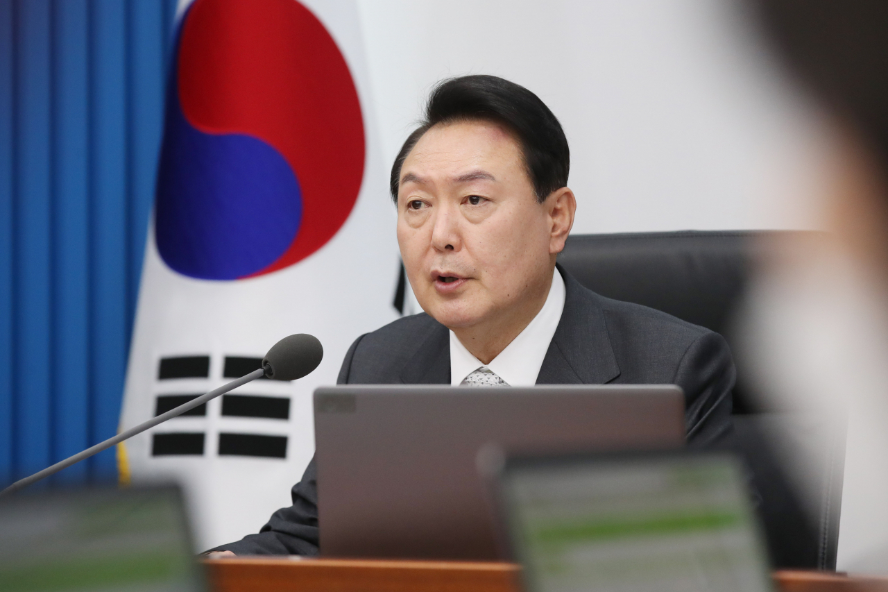 윤석열 대통령이 12일 오후 서울 용산 대통령실 청사에서 추가경정예산 편성을 위한 첫 임시 국무회의를 주재하고 있다. [연합]