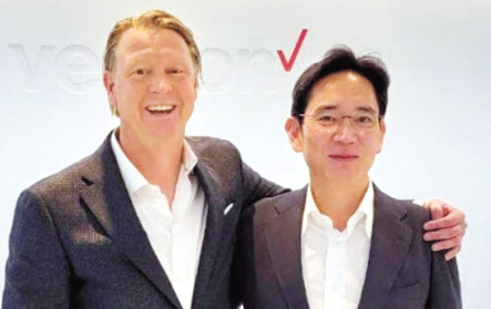 이재용 삼성전자 부회장(오른쪽)이 지난해 11월 17일(현지시간) 미국 뉴저지주 버라이즌 본사에서 한스 베스트베리 CEO와 만나 어깨동무를 하고 기념 촬영을 하고 있다. [삼성전자 제공]