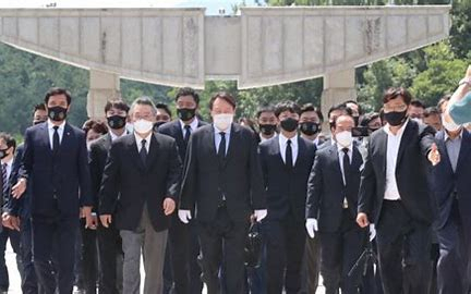 지난 대선 5.18 묘역 참배한 윤석열 대통령