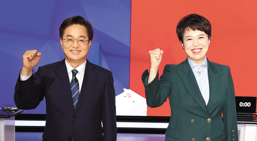 헤럴드경제-KSOI의 경기도지사선거 여론조사에서 김동연(왼쪽) 더불어민주당 후보와 김은혜 국민의힘 후보가 오차범위 내에서 치열한 접전을 벌이는 것으로 나타났다. 두 후보가 9일 오후 경기도 수원시 SK브로드밴드 수원방송에서 경기언론인클럽·인천언론인클럽·인천경기기자협회 주관으로 열린 6·1 지방선거 경기도지사 후보자 초청토론회에서 기념촬영을 하고 있다. [연합]