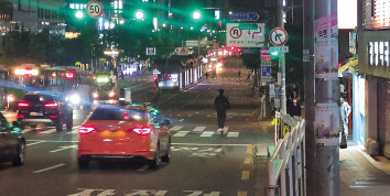 5월 12일 오후 10시께 서울 마포구 동교동삼거리 부근에서 전동킥보드를 탄 운전자가 도로 위를 달리고 있다(위 사진은 기사내용과 무관함) 김빛나 기자
