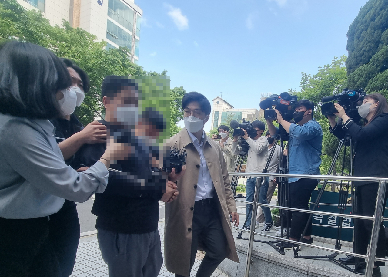 13일 서울 구로구의 한 공원에서 60대 남성을 폭행해 숨지게 한 혐의를 받는 40대 남성이 구속 전 피의자 심문(영장실질심사)를 받기 위해 서울남부지법에 출석하고 있다. 김빛나 기자