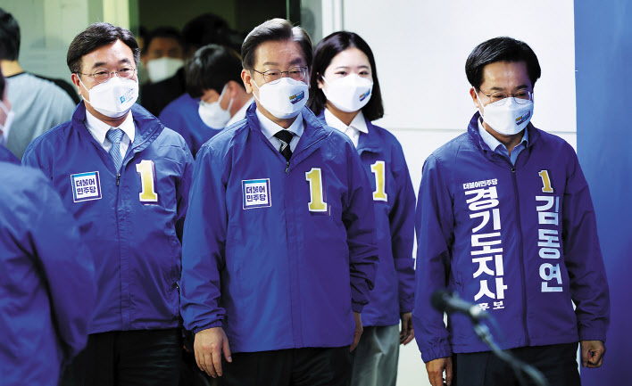 이재명 더불어민주당 총괄선거대책위원장과 김동연 경기도지사 후보가 13일 경기 수원시 팔달구 김 후보 사무실에서 열린 제1차 중앙선거대책위원회의에 참석하고 있다. [연합]