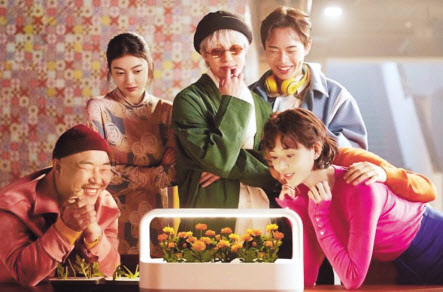 삼성전자의 휴대용 스크린 ‘더 프리스타일’(위 사진)과 LG전자의 식물생활가전 ‘LG 틔운 미니’.