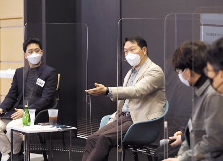 지난 3월 서울 을지로 SKT 본사에서 열린 타운홀미팅에서 최태원 SK그룹 회장이 SK텔레콤 AI 관련 구성원과 자유롭게 토론하고 있다.