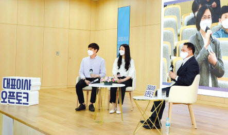 ‘오픈토크’를 진행하고 있는 최윤호 삼성SDI 사장.