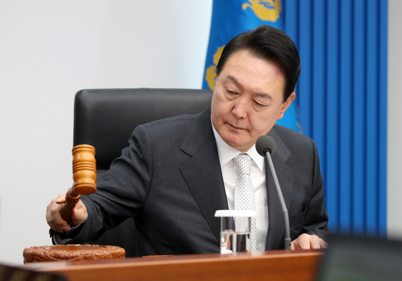 윤석열 대통령이 12일 오후 서울 용산 대통령실 청사에서 열린 임시 국무회의에서 개회를 선언하고 있다. [연합]