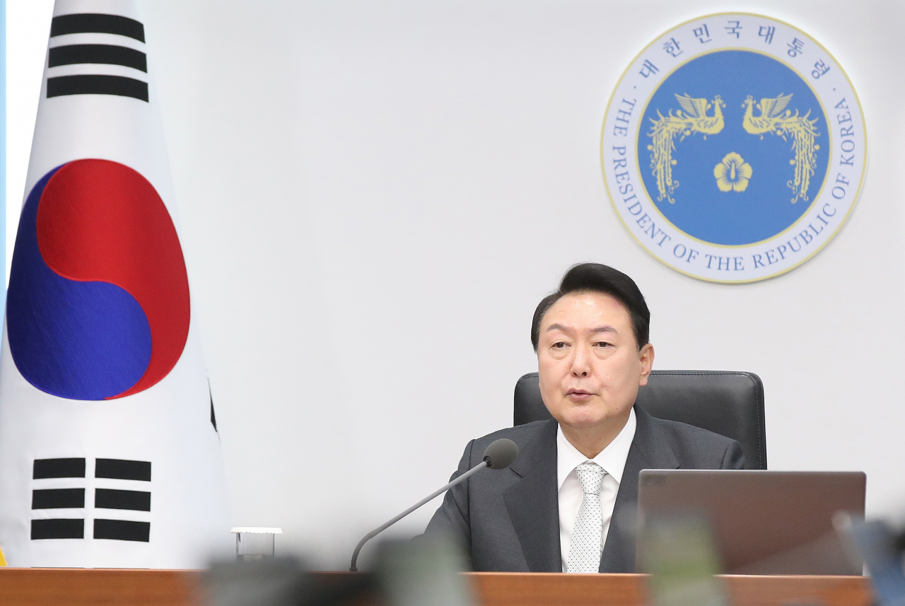윤석열 대통령이 12일 오후 서울 용산 대통령실 청사에서 추가경정예산 편성을 위한 첫 임시 국무회의를 주재하고 있다. [연합]