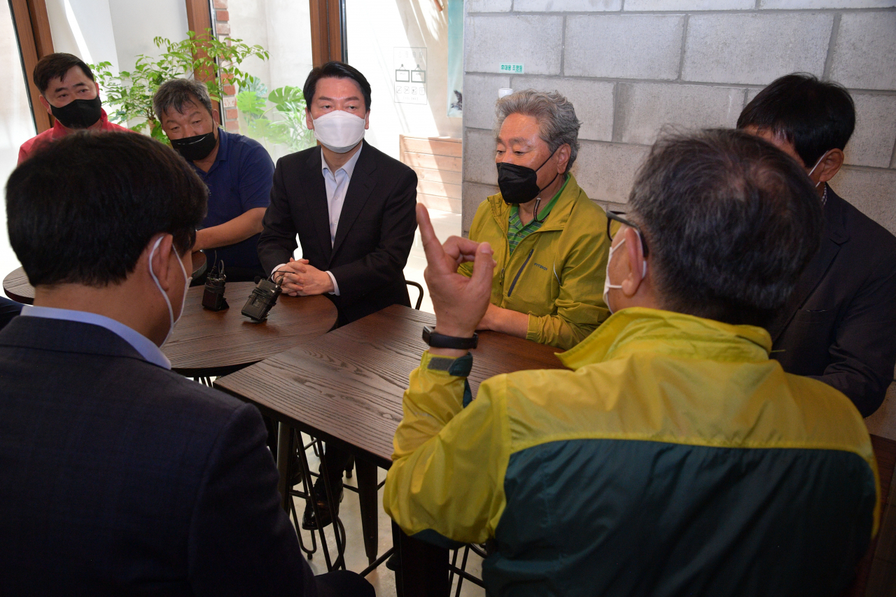 6·1 재·보궐선거 분당갑에 출마한 안철수 국민의힘 후보가 13일 경기도 성남시 분당구 대장동의 한 카페에서 열린 대장동 원주민과의 간담회에서 참석자들의 발언을 듣고 있다. [공동취재]