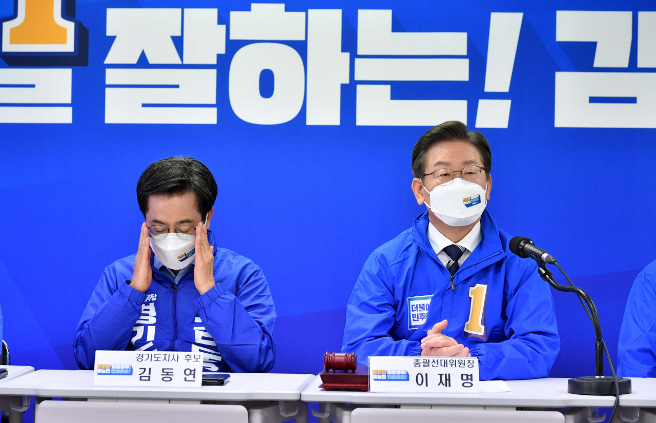 더불어민주당 김동연 경기도지사 후보(왼쪽)와 이재명 총괄선대위원장이 13일 경기 수원시 김동연 경기지사 후보 선거사무소에서 열린 중앙선거대책위원회의에서 윤호중 상임선대위원장 발언을 듣고 있다. [연합]