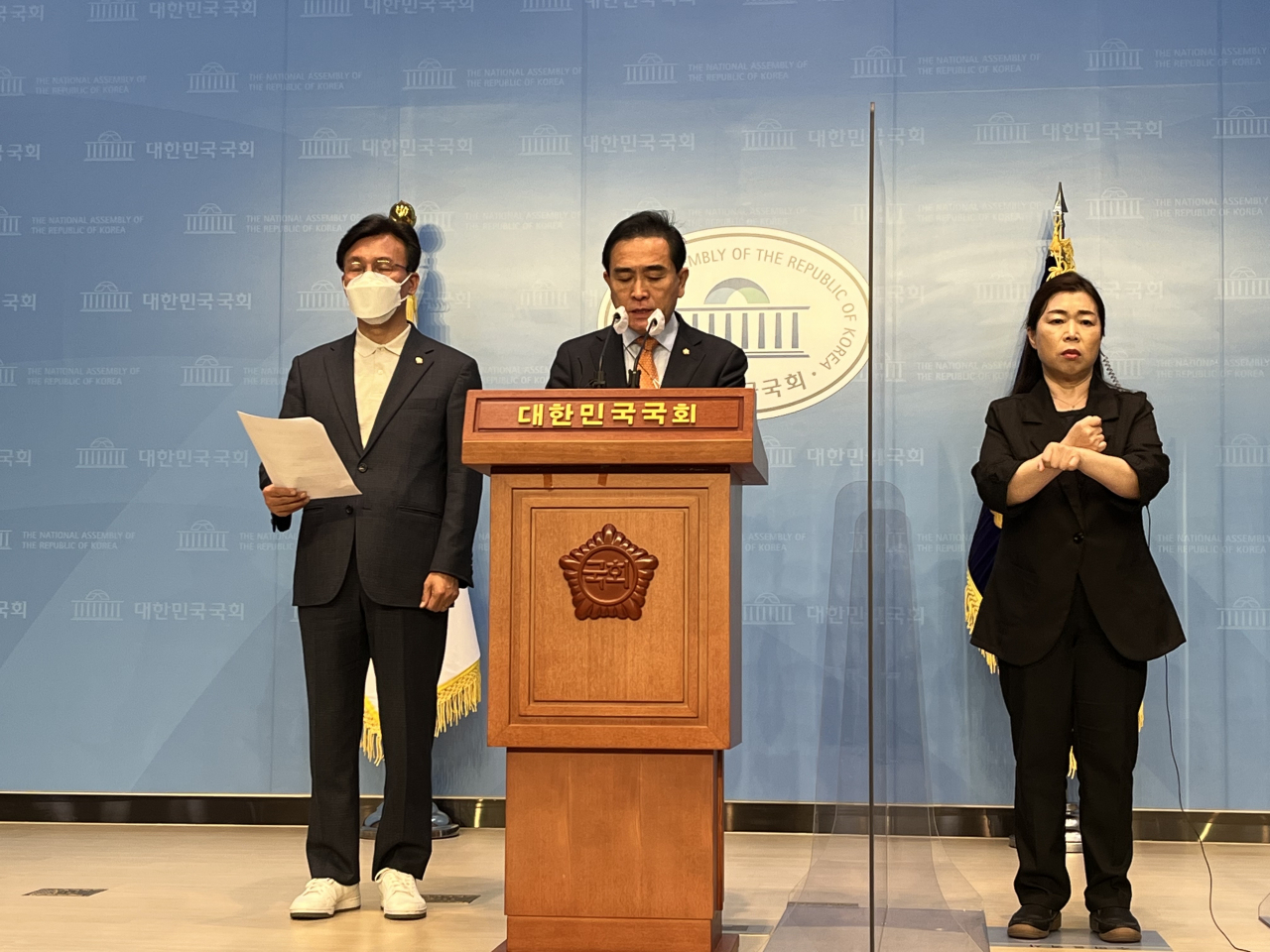 태영호 국민의힘 의원과 김민석 더불어민주당 의원이 13일 오전 국회 소통관에서 코로나19 발생 사실을 공식화한 북한에 대한 인도적 지원이 필요하다고 기자회견을 하고 있다.
