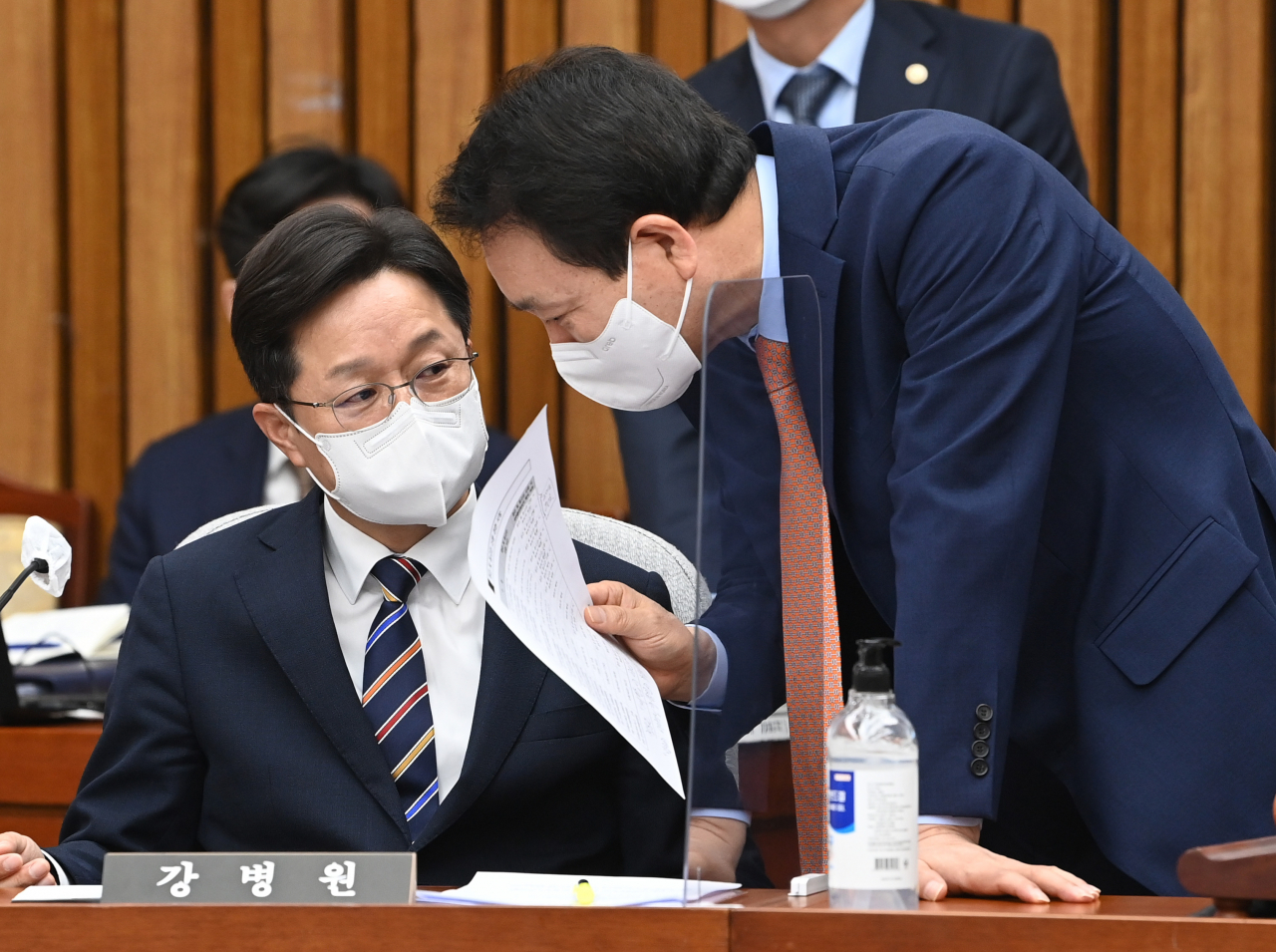 강병원 국회 인사청문특위 더불어민주당 간사(왼쪽)와 성일종 국민의힘 간사가 지난 3일 오후 국회에서 열린 한덕수 국무총리 후보자 인사청문회에서 대화하고 있다. [연합]