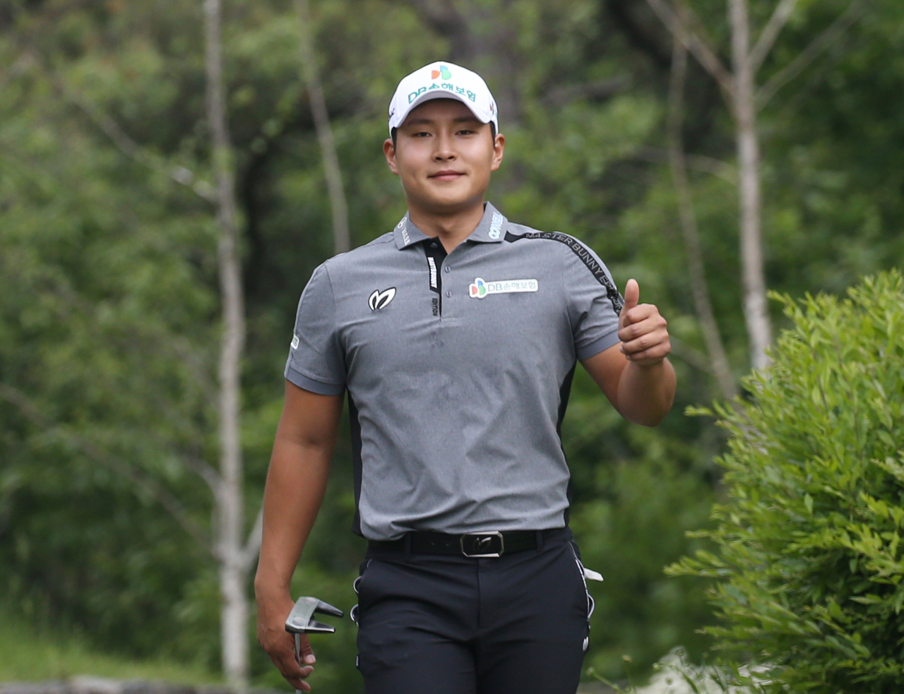 서요섭이 18번홀에서 버디를 잡아낸 뒤 엄지를 들어보이고 있다./KPGA 제공
