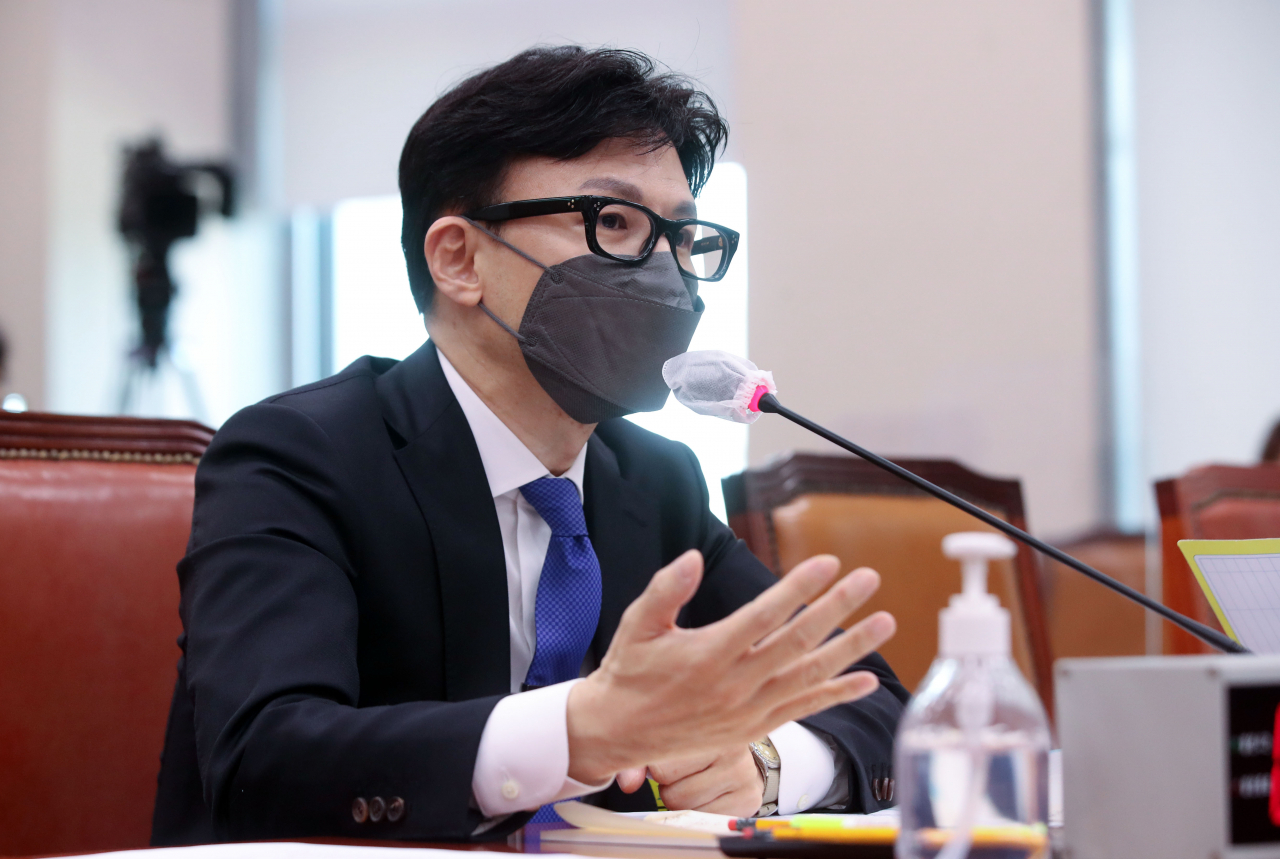한동훈 법무부 장관 후보자가 지난 9일 국회에서 열린 인사청문회에서 의원질의에 답변하고 있다. [연합]