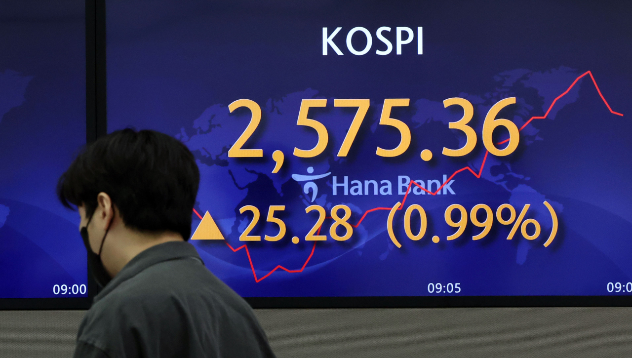 An electronic board showing the Korea Composite Stock Price Index (KOSPI) at a dealing room of the Hana Bank headquarters in Seoul on Friday. (Yonhap)
