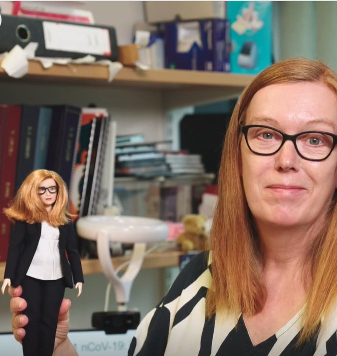 자신을 본따 만든 바비 인형을 들고 있는 사라 길버트 교수. ['Barbie' 페이스북]