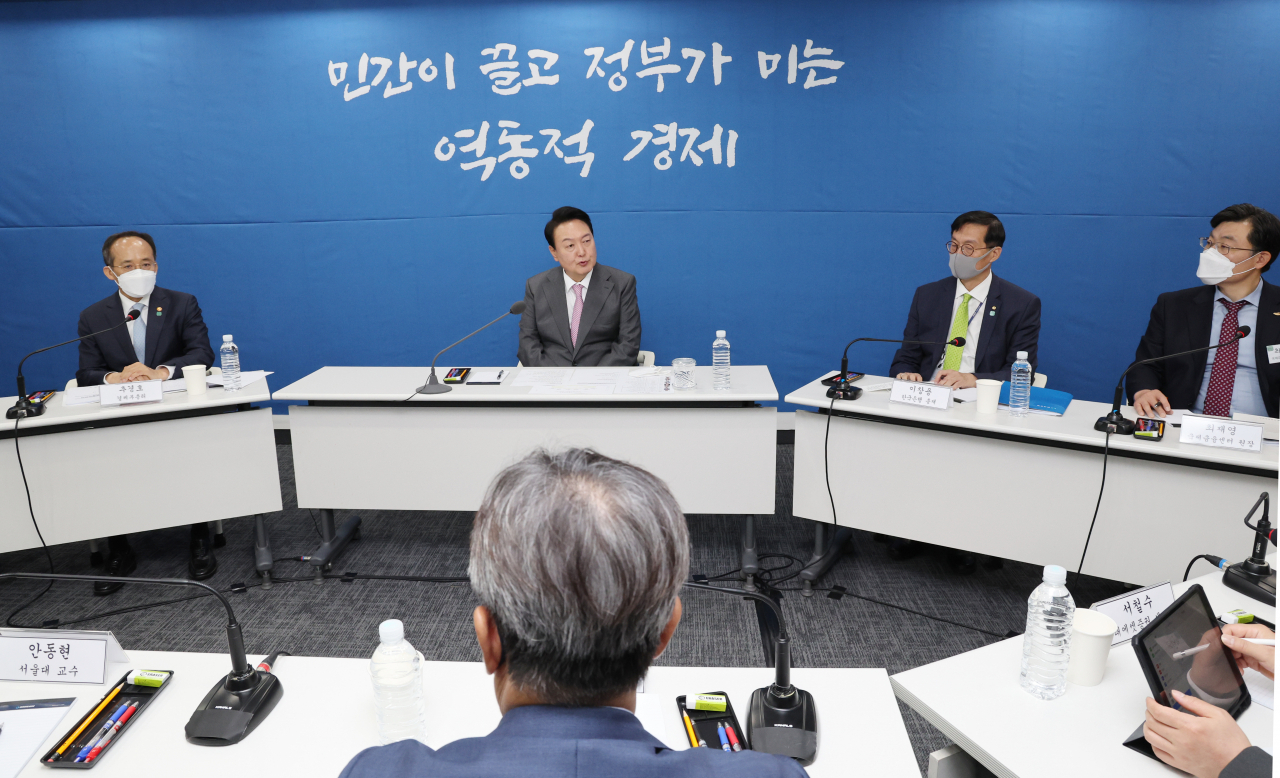윤석열 대통령이 13일 오전 서울 중구 명동 국제금융센터에서 열린 거시금융상황 점검회의에 참석하고 있다. [연합]