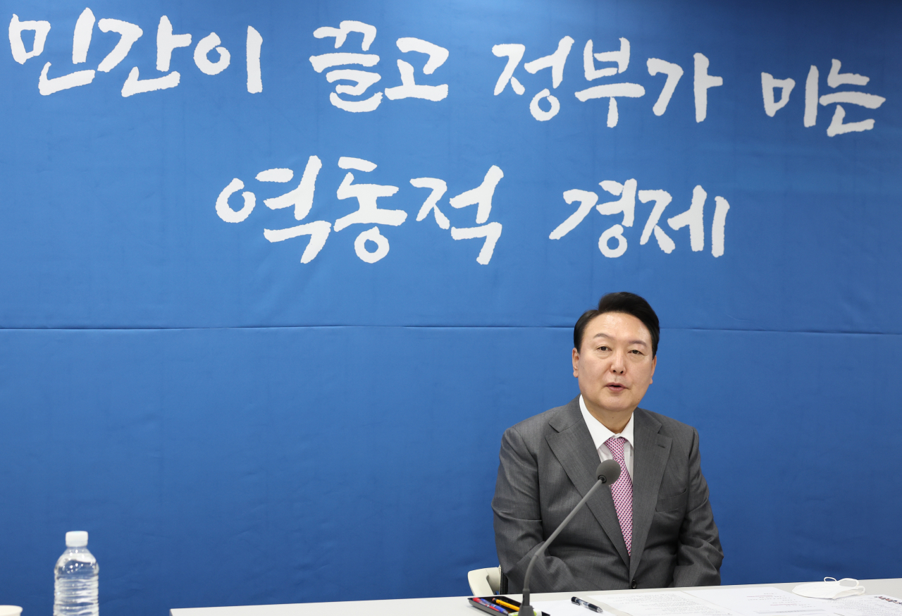 윤석열 대통령이 13일 오전 서울 중구 명동 국제금융센터에서 열린 거시금융상황 점검회의에서 발언하고 있다.[연합]