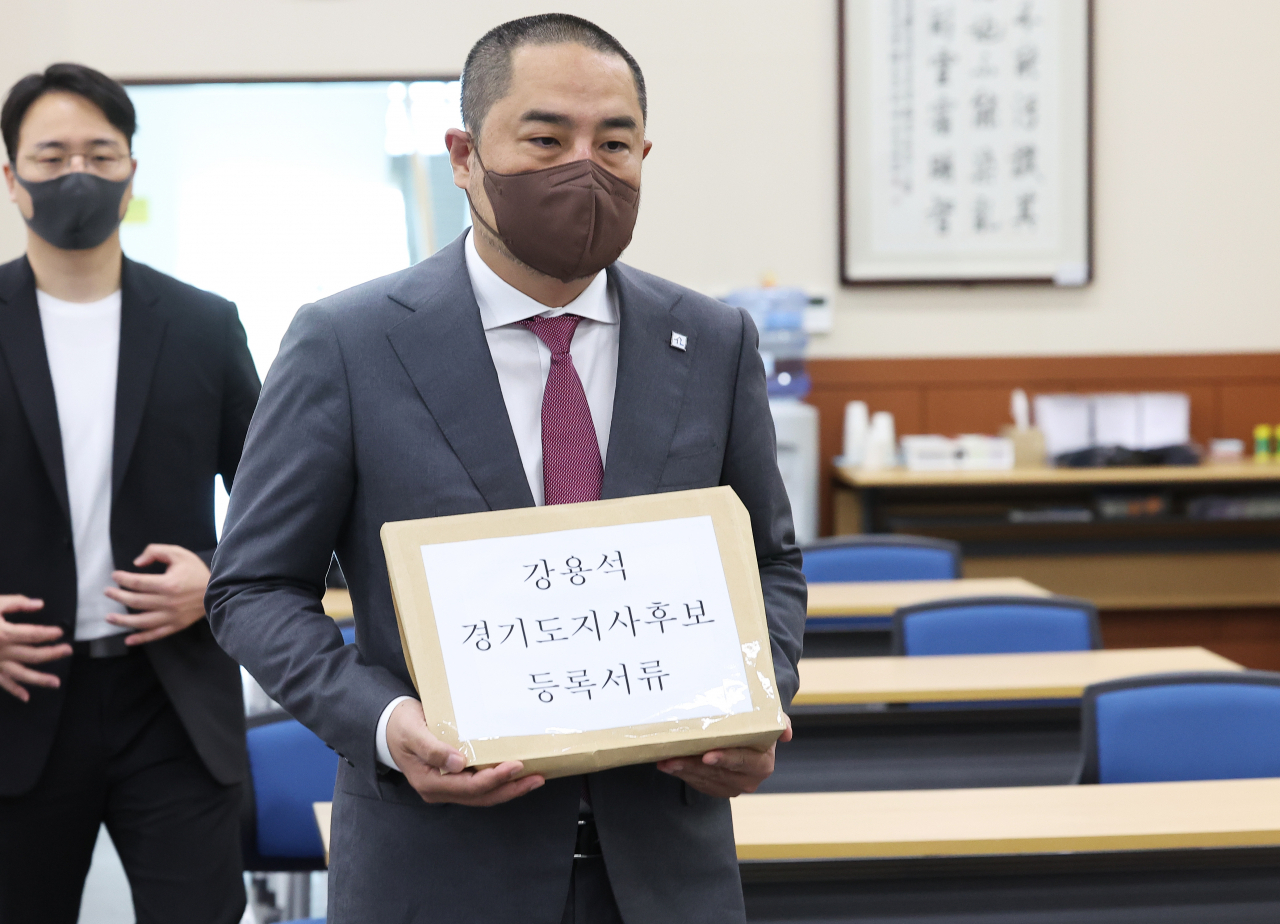 무소속 강용석 경기도지사 후보가 12일 오전 경기도 수원시 경기도선거관리위원회에서 제8회 전국동시지방선거 후보자 등록을 하고 있다. [연합]