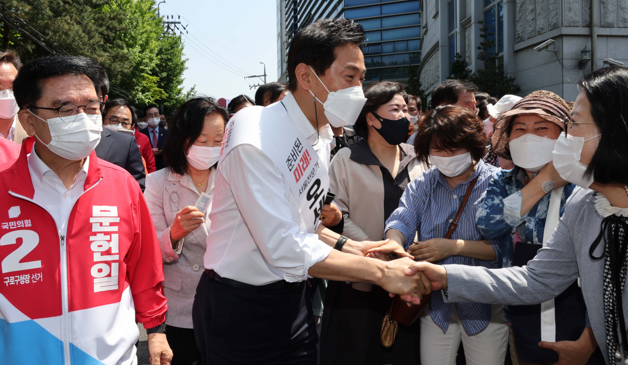 오세훈 서울시장 후보가 지난 12일 서울 구로구 고척동에서 서울시장 선거 출마를 선언하고 주민들에게 인사하고 있다. [연합]
