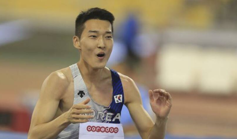 우상혁이 14일(한국시간) 카타르 도하에서 열린 2022 세계육상연맹 다이아몬드리그 개막전에서 바를 넘은 뒤 기뻐하고 있다. 이날 우상혁은 2ｍ33을 넘어 우승했다.[AP, 연합뉴스]