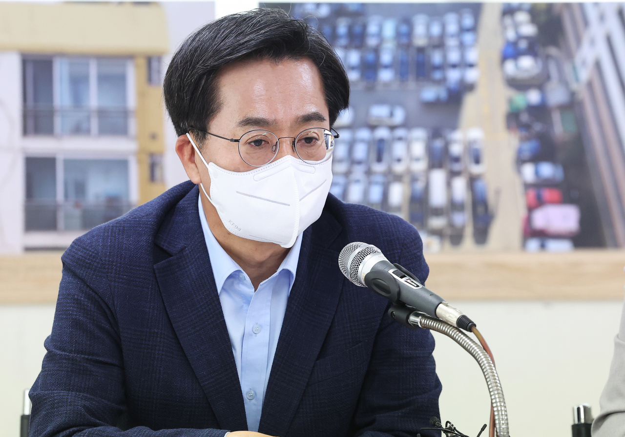 13일 오전 경기도 성남시 분당구 수내동의 한 아파트 단지에서 열린 '더불어민주당 1기신도시 주건환경개선 특별위원회 2차 회의'에서 김동연 경기도지사 후보가 인사말을 하고 있다. 연합뉴스