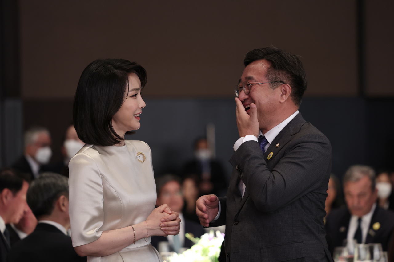 10일 오후 서울 중구 신라호텔에서 열린 외빈 초청만찬에서 더불어민주당 윤호중 비상대책위원장이 김건희 여사와 만나 활짝 웃으며 환담하고 있다. [연합]