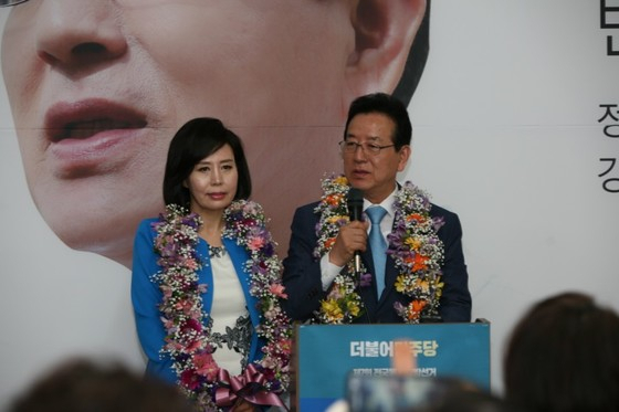 2018 지방선거 당시 정순균 서울 강남구청장 당선인(오른쪽)이 선거사무실에서 부인 최경미씨와 함께 지지자들의 성원에 답하고 있다. [사진 정순균 캠프]