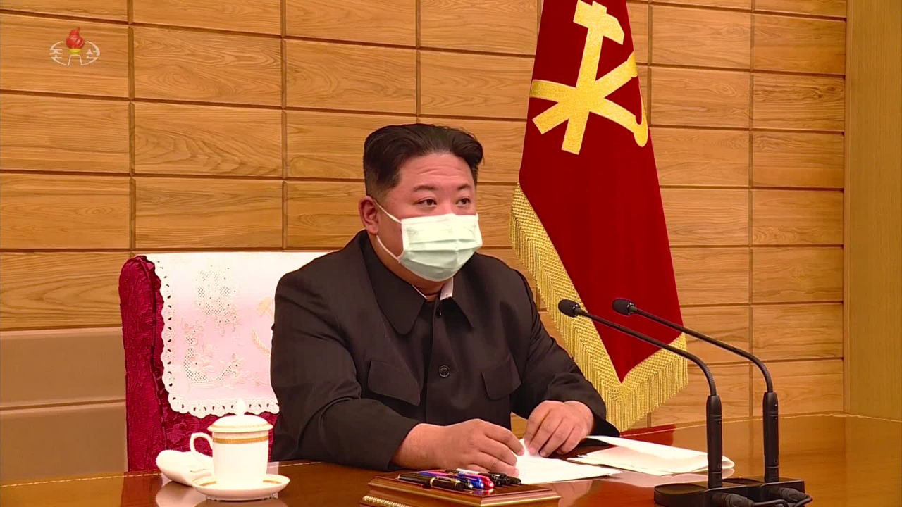 북한 노동당 중앙위원회 정치국이 최대비상방역체계의 가동실태를 점검하고 정치실무적 대책들을 보강하기 위해 14일 당 중앙위원회 본부청사에서 협의회를 소집했다고 북한 중앙TV가 14일 보도했다. 김정은이 마스크를 착용하고 보고를 청취하고 있다.[조선중앙TV 화면·연합]