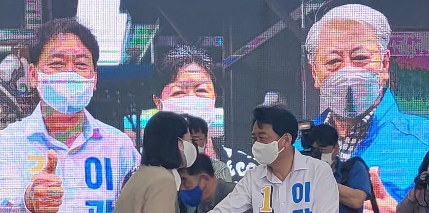 14일 오후 강원 원주시 만대로 더불어민주당 이광재 강원도지사 후보의 '강원성공캠프' 원주사무소 개소식에 참석한 박지현 공동비상대책위원장이 이광재 후보와 만나 인사를 나누고 있다. 연합뉴스