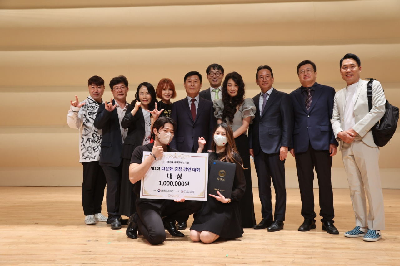 대상 수상팀 조토리팀과 심사위원단이 기념 사진을 촬영하고 있다. [YBM교육 제공]