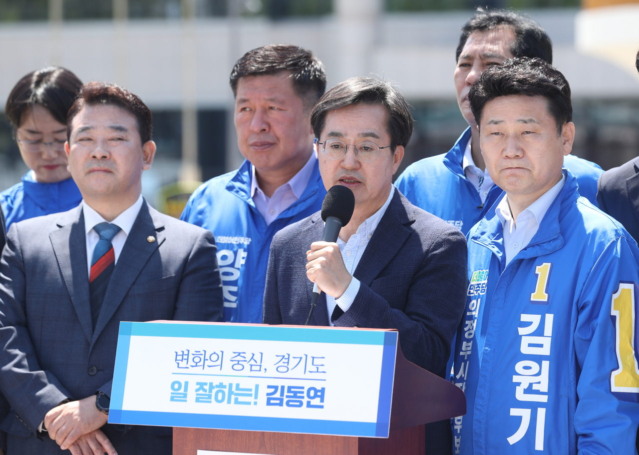 김동연 더불어민주당 경기지사 후보가 15일 경기도청 북부청사 앞 경기평화광장에서 열린 ‘경기북부 지역현안 긴급 기자회견’에서 ’경기 북부 특별자치도‘ 설치를 약속하고 있다. [사진=김동연 후보 측 제공]