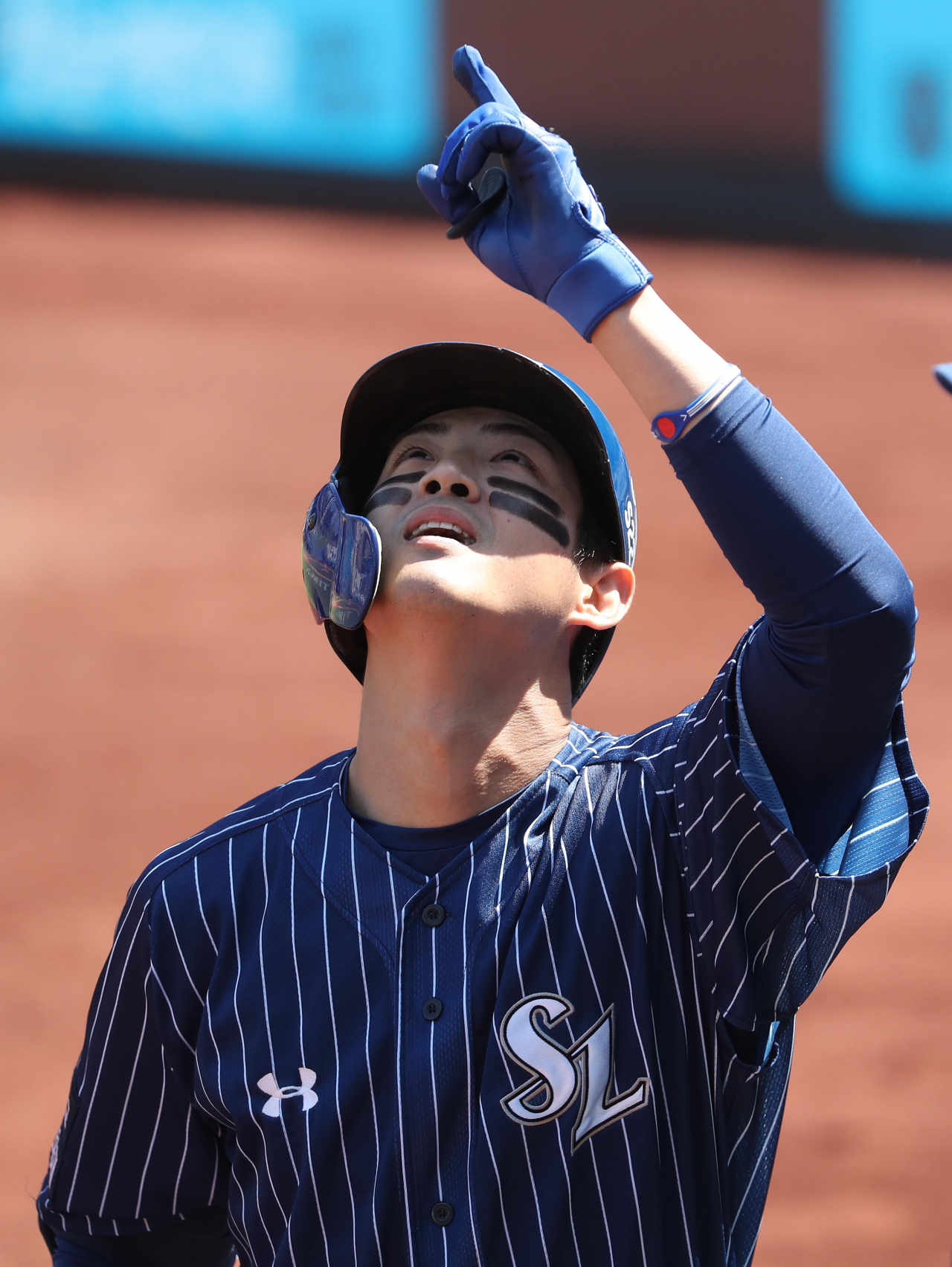 15일 대구 삼성라이온즈파크에서 열린 프로야구 '2022 신한은행 쏠(SOL) KBO 리그' 두산 베어스와 삼성 라이온즈의 경기. 1회 말 2사 상황에서 타석에 선 삼성 구자욱이 솔로홈런을 친 뒤 기뻐하고 있다. 연합뉴스