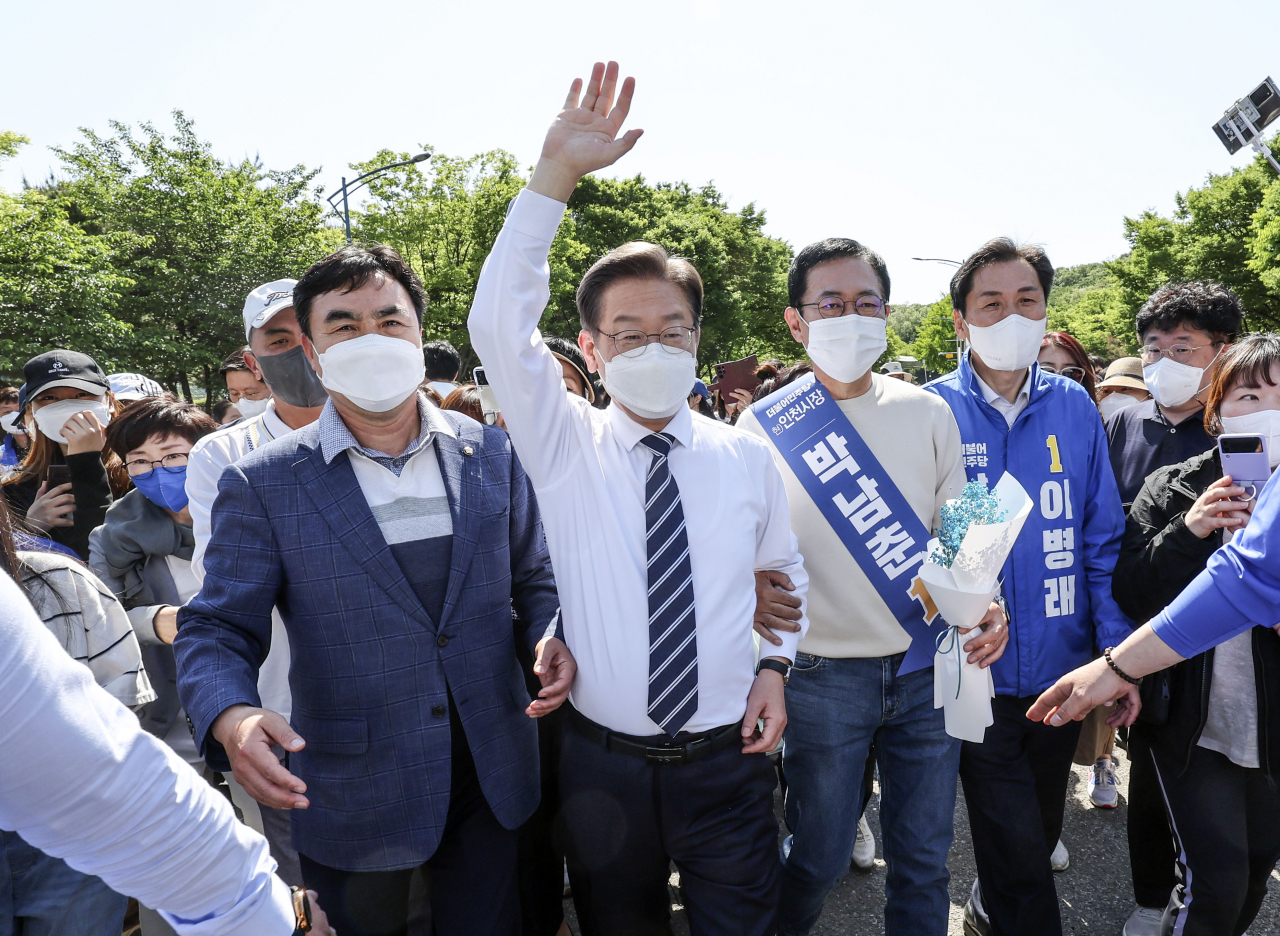 인천 계양을 국회의원 보궐선거에 출마한 이재명 더불어민주당 총괄선거대책위원장이 15일 인천시 남동구 인천대공원을 찾아 시민들에게 인사하고 있다. [연합]