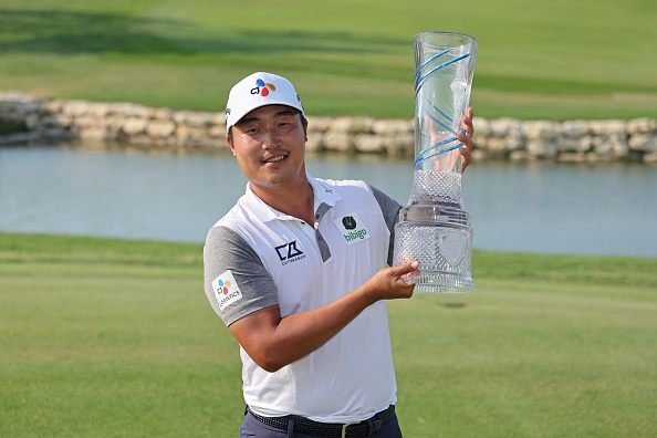 이경훈이 미국프로골프(PGA) 투어 AT&T 바이런 넬슨서 2연패에 성공한 후 우승컵을 들고 활짝 웃고 있다. [게티이미지]