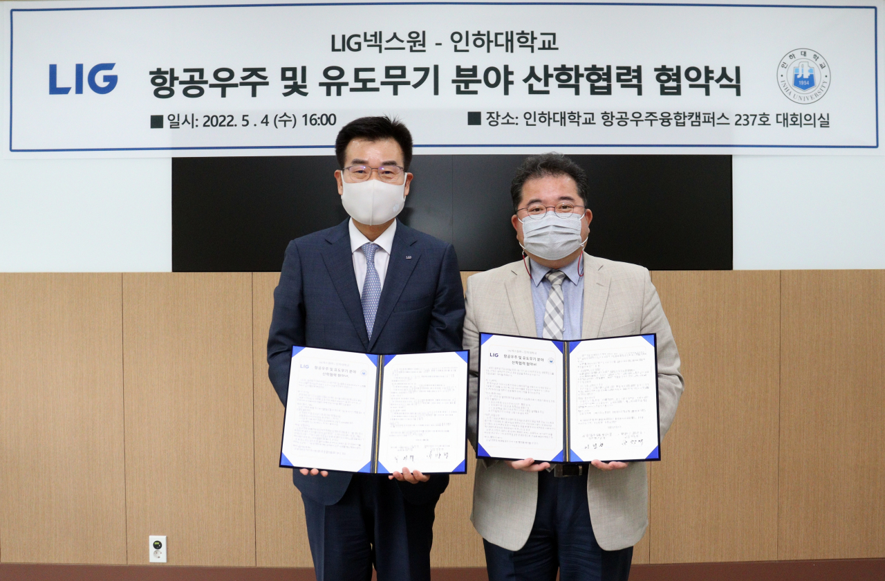 지난 4일 이건혁(왼쪽) LIG넥스원 PGM사업부문장과 유창경 인하대 산학협력단장이 MOU 체결 후 기념사진을 촬영하고 있다. [LIG넥스원 제공]