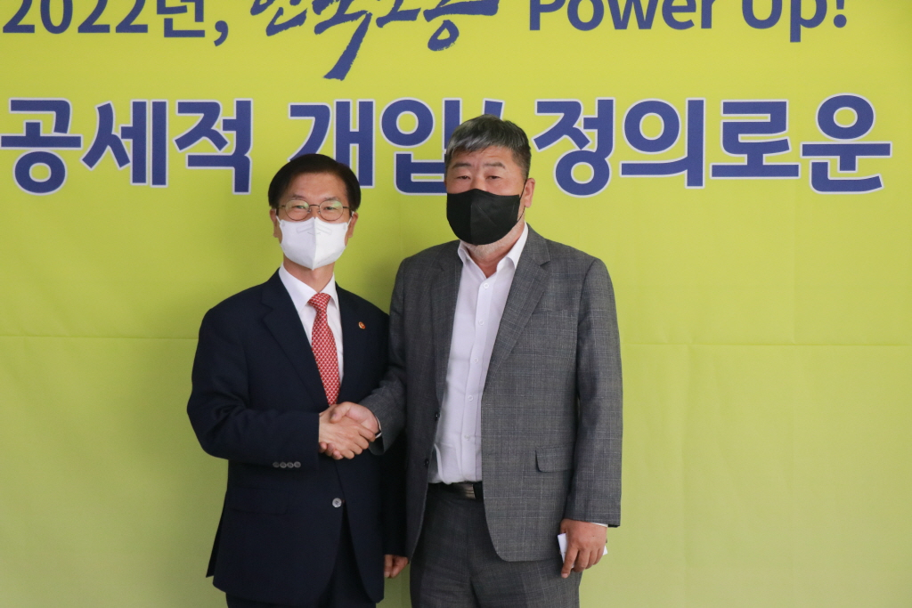 이정식 고용노동부 장관(왼쪽)이 16일 서울 여의도 한국노총을 찾아 김동명 한국노총 위원장(오른쪽)과 면담에 앞서 기념사진을 촬영하고 있다. 지난 1986년 한국노총에 들어가 한국노총 사무처장을 역임한 노동운동가 출신인 이 장관은 이날 면담에서 “서는 곳이 달라지면, 보이는 것도 달라진다”며 근로시간 유연화, 중대재해처벌법 시행령 개정 움직임 등 새 정부 노동정책에 대한 우려를 표했다. [한국노총 제공]
