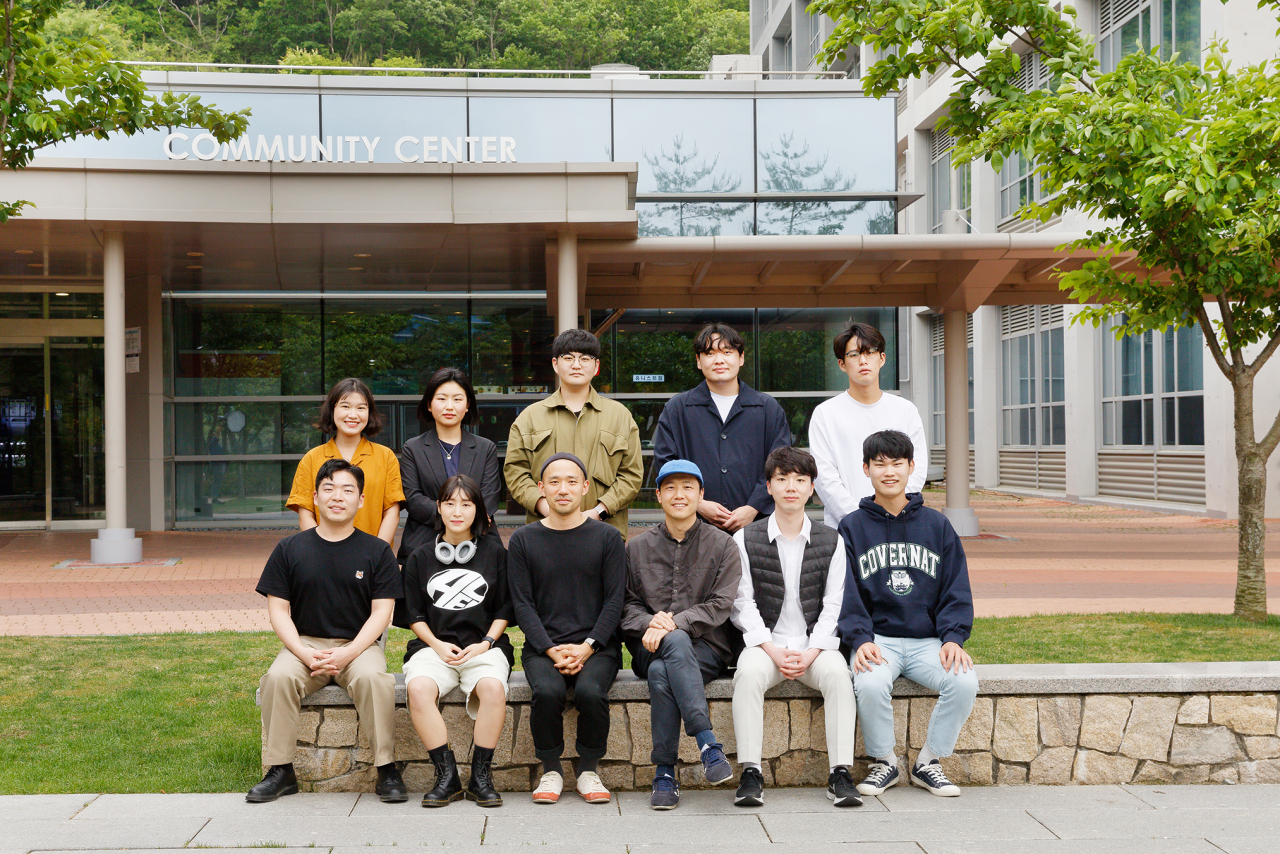 iF 디자인 어워드 2022를 수상한 UNIST 연구진. 앞줄 왼쪽에서 세번째 이승호 교수, 네번째 김황 교수.[UNIST 제공]