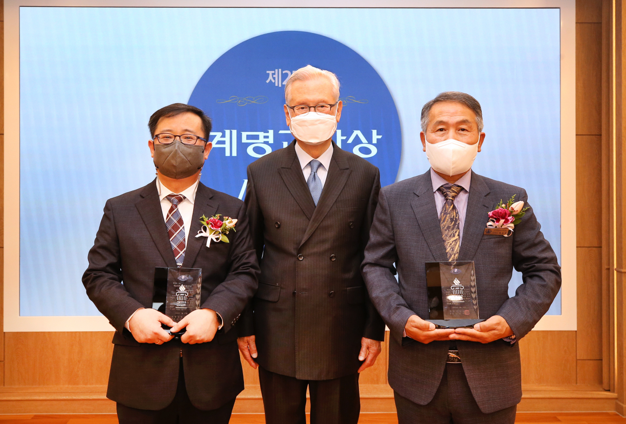 계명대는 지난 13일 제25회 계명교사상 시상식을 열었다. 도규태 교사(왼쪽부터), 신일희 총장, 박오원 교사.[계명대 제공]