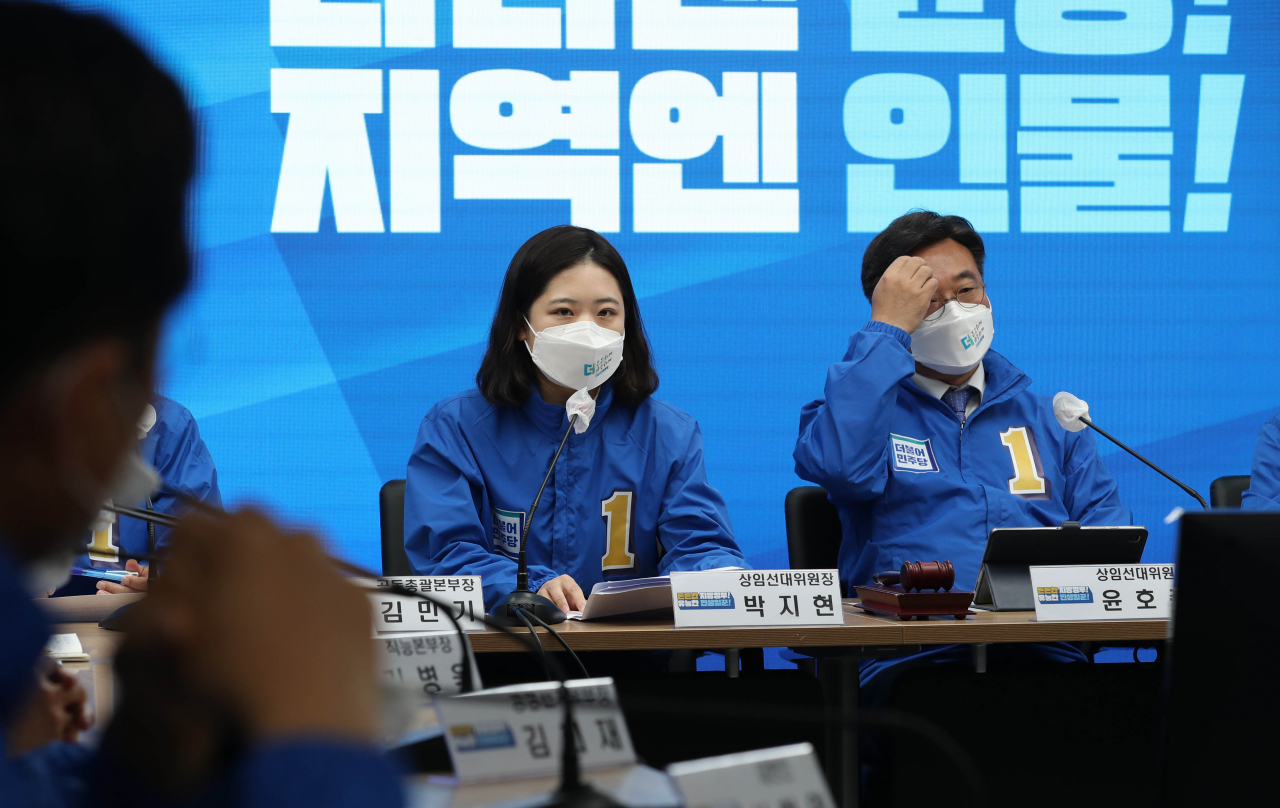더불어민주당 박지현(왼쪽) 상임선대위원장이 16일 서울 여의도 중앙당사에서 열린 중앙선거대책위원회의에서 발언하고 있다. [연합]
