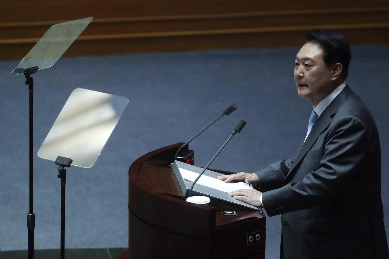 윤석열 대통령이 16일 서울 여의도 국회에서 열린 본회의에서 코로나19 손실보상을 위한 추가경정예산(추경)안에 대한 시정연설을 하고 있다. [연합]