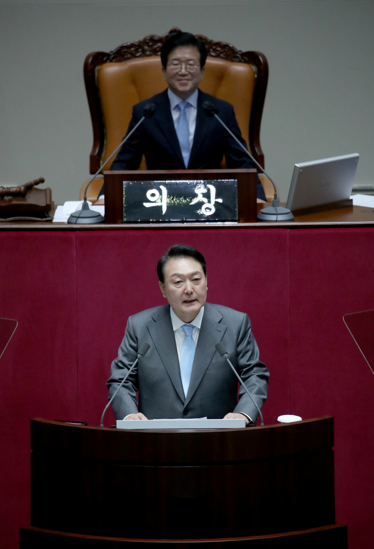 윤석열 대통령이 16일 오전 서울 여의도 국회 본회의장에서 코로나19로 인해 피해를 본 소상공인·자영업자의 보상을 위한 추가경정예산안의 신속한 처리를 요청하는 시정연설을 하고 있다. [연합]