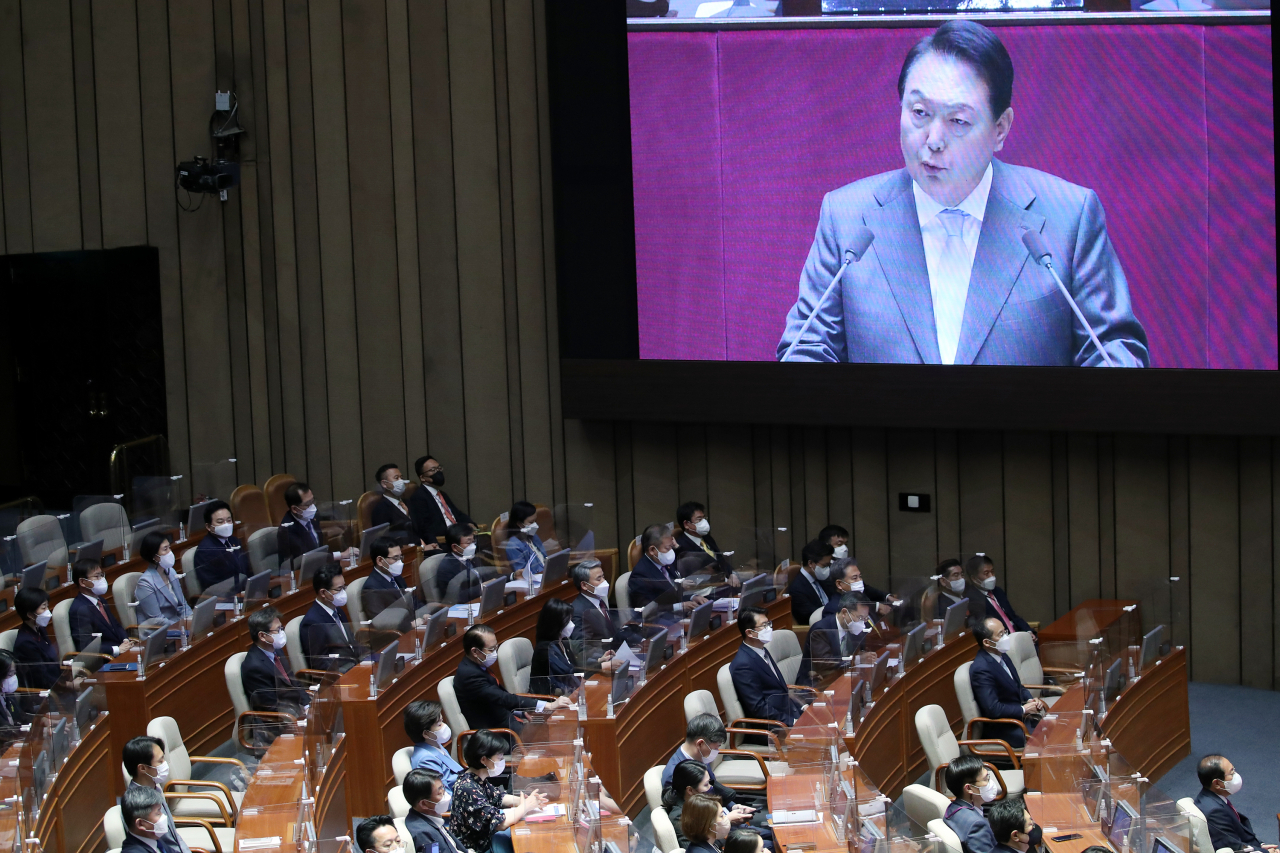 16일 오전 서울 여의도 국회 본회의장에서 의원들이 윤석열 대통령의 시정연설을 경청하고 있다. [연합]