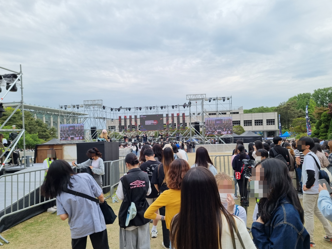 지난 13일 오후 서울 종로구 성균관대 인문사회과학캠퍼스에서 진행된 대학 축제를 보기 위해 수많은 인파가 몰린 모습. 김영철 기자