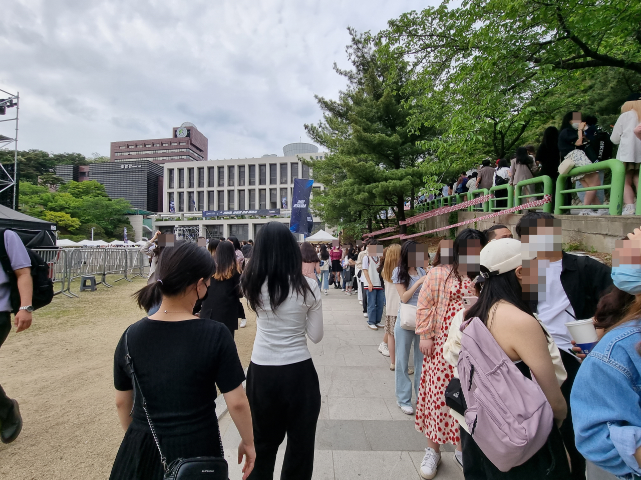 지난 13일 오후 서울 종로구 성균관대 인문사회과학캠퍼스에서 열린 대학 축제 공연장에 들어가기 위해 학생들이 줄을 서고 있는 모습. 김영철 기자